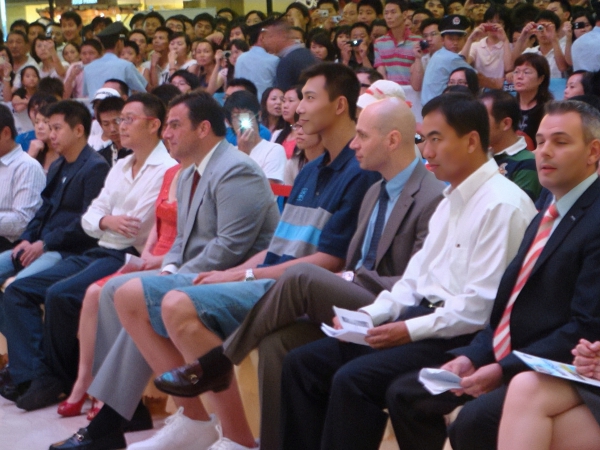 篮球明星易建联护卫
