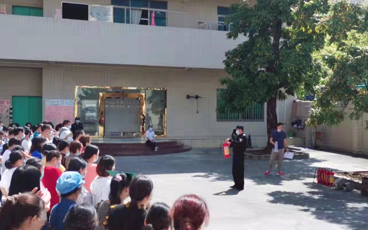 我司驻大地服装公司保安员主持消防知识普及会议，提升员工防火自救能力